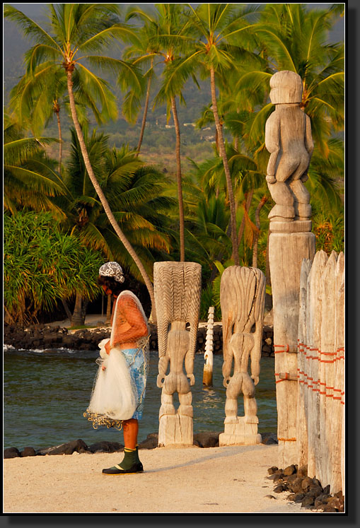 20070420-0336-Native-Fisherman,-Puuhonua-O-Honaunau