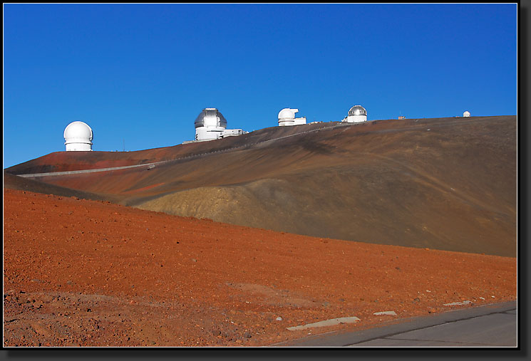 20070425-0775-L-to-R-CFH,-Gemini,-UH-2.2m,-UK-Infrared,-UH-0.6m-Telescopes