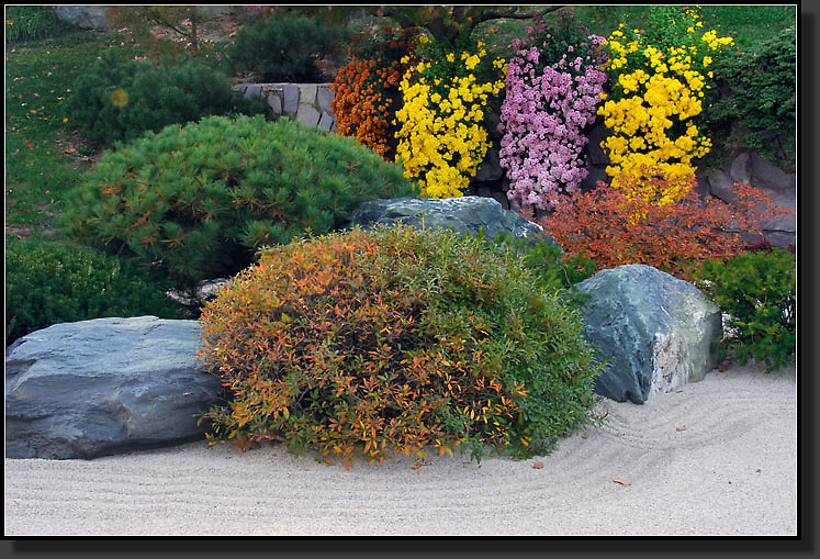 20071110-3554-Gravel_Raked_Into_Rippling_Patterns,_Pring_Dry_Garden